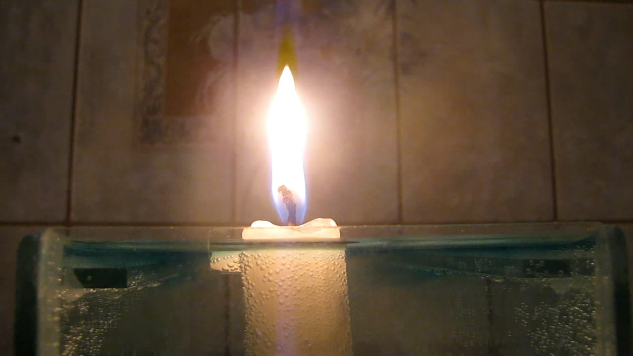 Зажигается свеча гифка